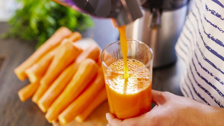 Ilustrasi jus wortel, 1. Resep infused water, 2. Resep jeruk nipis dan madu, 3. Resep bubuk kunyit dan lemon, 4. Resep smoothie hijau, 5. Resep jus wortel, 6. Resep jus detox daun katuk, 7. Resep greentea soya