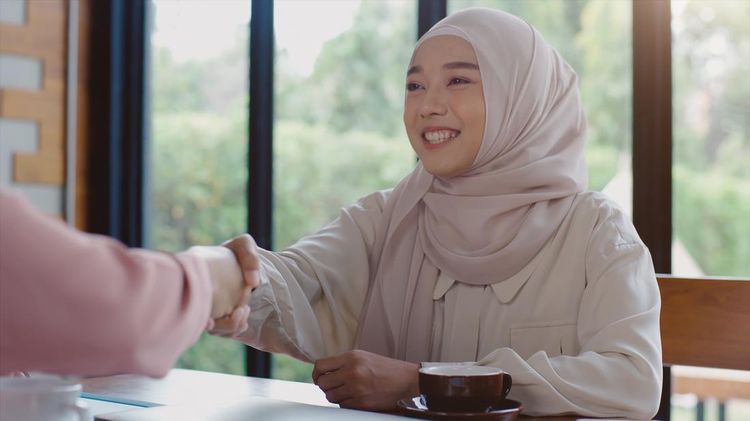 Upwardly mobile Asian Muslim business entrepreneur SME start up group of young man and women&amp;comma; discussing sale and marketing analysis&amp;comma; Asian Muslim SME teamwork e-commerce concept, Tata cara mengucapkan salam dalam Islam, Keutamaan mengucapkan salam, Arti dan tulisan assalamualaikum warahmatullahi wabarakatuh, Waktu mengucapkan assalamualaikum warahmatullahi wabarakatuh