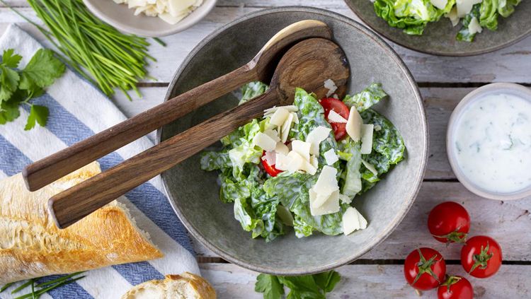 Ilustrasi salad sayur, 1. Resep sayur panggang dengan bumbu Mediterania, 2. Resep salad buah segar dengan dressing jeruk, 3. Resep nanas jamur kuping, 4. Resep cah sayur asin, 5. Resep fuyunghai vegetarian