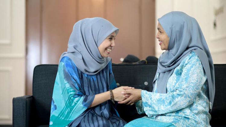 Ilustrasi mertua dan menantu, 1. Memperlakukan mertua dengan baik, 2. Menghormati mertua, 3. Memberikan sebagian rezeki, 4. Bertutur kata sopan, 5. Tidak berburuk sangka