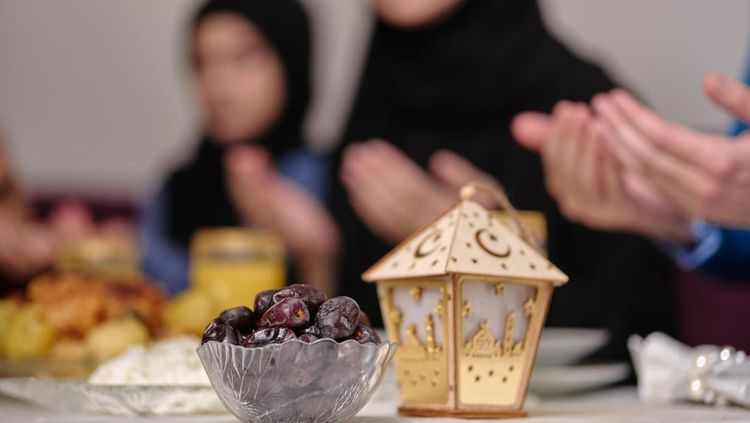 Happy Muslim family together making iftar dua to break fasting during Ramadan at the dining table at home focus on a bowl of dates. . High quality photo, Tata cara dan waktu pelaksanaan puasa Syawal, Berapa lama puasa Syawal?, Jadwal puasa Syawal tahun 2025, Keutamaan puasa Syawal, Niat puasa Syawal, Dalil puasa Syawal