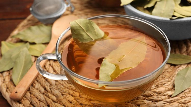Ilustrasi teh daun salam, 1. Resep ramuan herbal pertama, 2. Resep ramuan herbal kedua, 3. Resep ramuan herbal untuk mengatasi batu ginjal, 4. Resep ramuan kesehatan ginjal, 5. Resep detoks ginjal