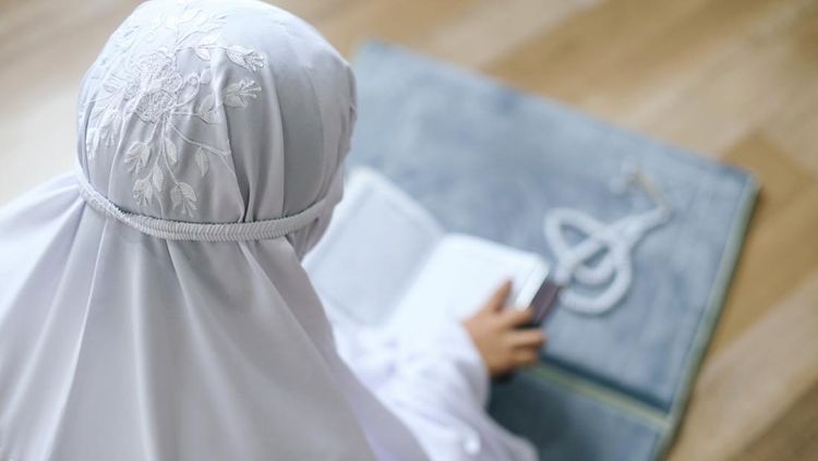 Rear View Of Young Muslim Girl Reading Quran On Prayer Mat, 1. Bacaan dzikir pertama, 2. Bacaan dzikir kedua , 3. Bacaan dzikir ketiga, 4. Bacaan dzikir keempat, 5. Bacaan dzikir kelima, 6. Dzikir khusus setelah salat Subuh, 1. Doa memohon perlindungan dari api neraka, 2. Doa memohon keselamatan, 3. Doa agar diterima amal dan ibadah