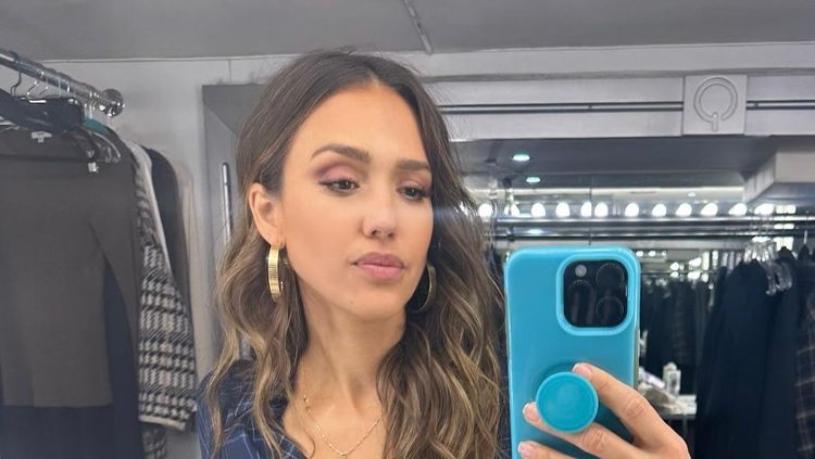 Jessica Alba, 1. Sarapan dengan smoothies sehat, 2. Makan seimbang dengan prinsip '4 elemen penting', 3. Camilan sehat, 4. Tetap ada cheat day, 1. Tidak terpaku pada satu latihan, 2. Gemar melakukan hot yoga, 3. Suka HIIT