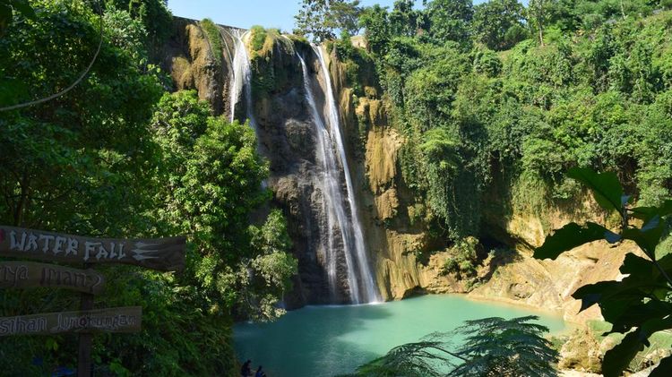 Beautiful view of Nglirip waterfall in Tuban, East Java. East Java is located in Indonesia., 5 Tempat wisata di Tuban yang lagi ngetren dan hit di tahun 2025, 5 Rekomendasi wisata Tuban dengan pemandangan alam indah, 5 Destinasi wisata gratis di Tuban, cocok untuk spot foto yang Instagramable, 5 Objek wisata Tuban cocok untuk healing bareng anak dan keluarga