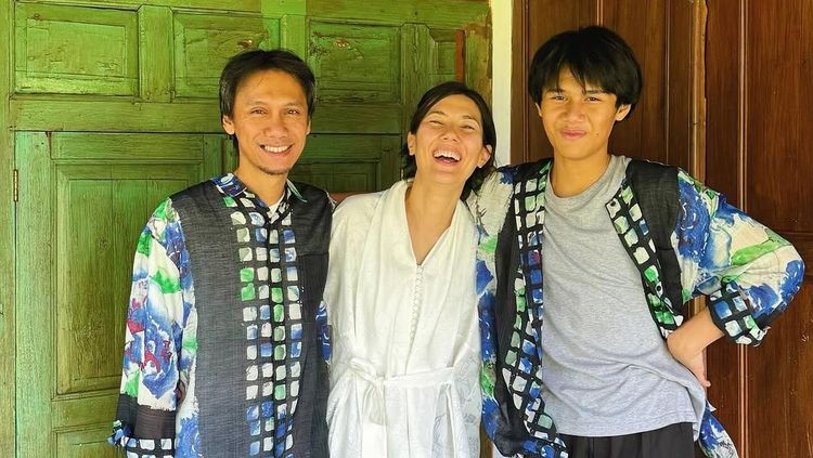 Eross Candra dan Mertua Bule, 1. 7 Contoh Cerita Libur Lebaran Idul Fitri yang Berkesan dan Menarik untuk Tugas Sekolah, 2. 9 Kebiasaan yang Merusak Fungsi Otak Anak, Berdampak pada Kecerdasan Si Kecil!, 3. Aksi Heroik WNI Selamatkan Belasan Lansia dari Kebakaran Hutan di Korea Selatan, 4. Potret Keakraban Eross Candra Sheila on 7 dan Mertua Bule asal Prancis, Sungkem saat Lebaran, 5. Aktor Ray Sahetapy Meninggal Dunia, Ini Ungkapan Duka Dewi Yull dan Anak-anaknya