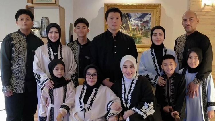 Syahrini dan keluarga, 1. Berapa Kali Batas Maksimal Pasutri Bisa Jalani IVF hingga Dapatkan Kehamilan?, 2. 100 Ide Nama Bayi Perempuan Lahir Bulan April dan Artinya, Penuh Makna Bun!, 3. Intip 5 Momen Kedekatan Reino Barack dengan Keponakan Syahrini saat Jalan-jalan di Singapura, 4. Foto Bareng, Wajah Ibunda Beby Tsabina Curi Perhatian Disebut Sama-sama Cantik, 5. Kisah Pria Alami Pembengkakan Otak Parah Setelah Minum Air Kelapa, Ini yang Dirasakannya
