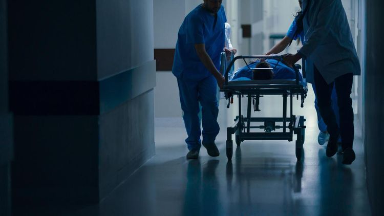 Emergency Department&amp;colon; Doctors&amp;comma; Nurses and Paramedics Push Gurney &amp;sol; Stretcher with Seriously Injured Patient towards the Operating Room&amp;period;, Mengenal Izrail, malaikat pencabut nyawa dalam Islam, Tugas Malaikat Izrail, Ciri-ciri Malaikat Izrail, Tanda-tanda malaikat pencabut nyawa orang, Cara malaikat maut mencabut nyawa manusia