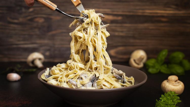 Homemade Italian fettuccine pasta with mushrooms and cream sauce (Fettuccine al Funghi Porcini). Traditional Italian cuisine. Served on a dark table with a rustic wooden background. Close-up, 2. Saus pedas, 3. Pasta, 4. Cokelat, 5. Keripik, 6. Cokelat panas, 7. Yoghurt atau curd, 9. Daging merah