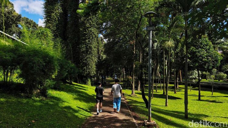 Taman Langsat di Jalan Barito, Jaksel, bakal dibuka 24 jam. Yuk lihat kondisi terkini taman yang menawarkan suasana asri tersebut., 1. Lapangan Banteng , 2. Taman Menteng, 3. Taman Langsat, 4. Taman Ayodya, 5. Taman Literasi Martha Christina Tiahahu