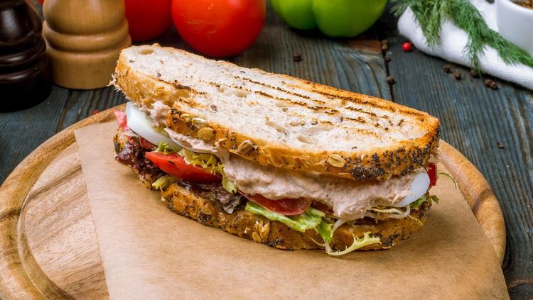 sandwich with tuna and vegetables, Manfaat sarapan pagi, Nutrisi yang wajib ada dalam menu sarapan sehat, Jam sarapan pagi yang sehat, Tips sarapan sehat dan bergizi agar tetap aktif seharian, 20 Rekomendasi menu sarapan sehat dan berenergi dan cara membuatnya