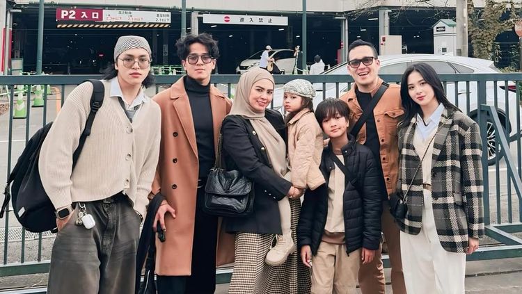 Fadli Akhmad, 1. Panduan Cara Menjemur Bayi yang Benar dan Aman, 2. Berapa Lama Bayi Perlu Menyusu ASI sampai Kenyang?, 3. 7 Potret OOTD Stylish Fadli Akhmad bersama Istri dan 5 Anaknya yang Tampan dan Cantik, Ada Zee eks JKT48, 4. Potret Oka Antara Liburan sekaligus Bertemu Anaknya yang Sekolah di Amerika Serikat, 5. Kenalan dengan Grace Davidson, Bunda Pertama di Inggris Melahirkan dengan Rahim Buatan