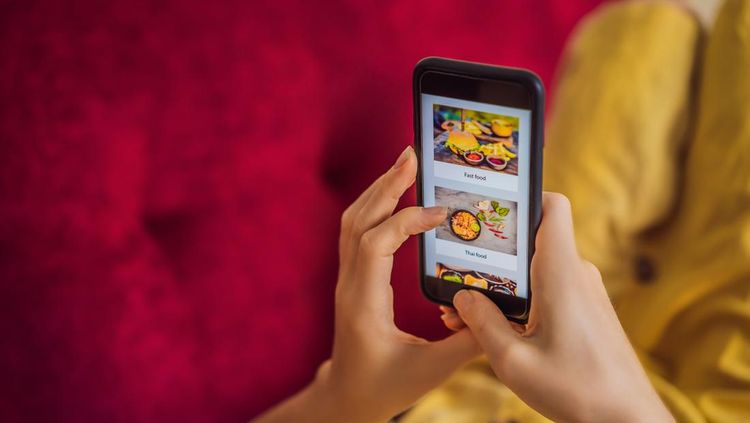 Young woman orders food for lunch online using a smartphone., 2. HokBen Exclusive Deals, 3. Baskin Robbins, 4. Wendy's, 5. Guardian, 6. The Coffee Bean & Tea Leaf, 7. Trans Snow World Bintaro, 8. Imperial Kitchen & Dimsum, 9. Yoshinoya, 10. Sushikun May Tastic