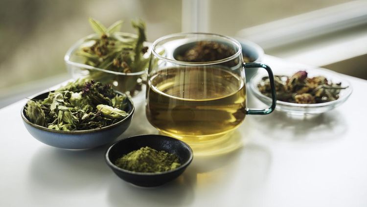 Ilustrasi teh herbal, 1. Resep ramuan dari rempah-rempah, 2. Resep ramuan campuran tanaman obat, 3. Resep ramuan untuk mengatasi batu ginjal, 4. Resep ramuan peterseli, 5. Resep ramuan kesehatan ginjal