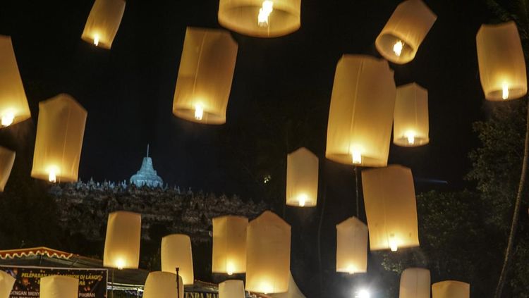 Magelang, Central Java, Indonesia - May 10, 2017: Buddhist followers and visitors release lanterns at Borobudur temple during the celebration for Vesak Day on May 10, 2017 in Magelang, Central Java, Indonesia. Buddhist followers all around the world celebrated Vesak day to mark the birth, the enlightenment to nirvana, and the passing away of Gautama Buddha, the founder of Buddhism.