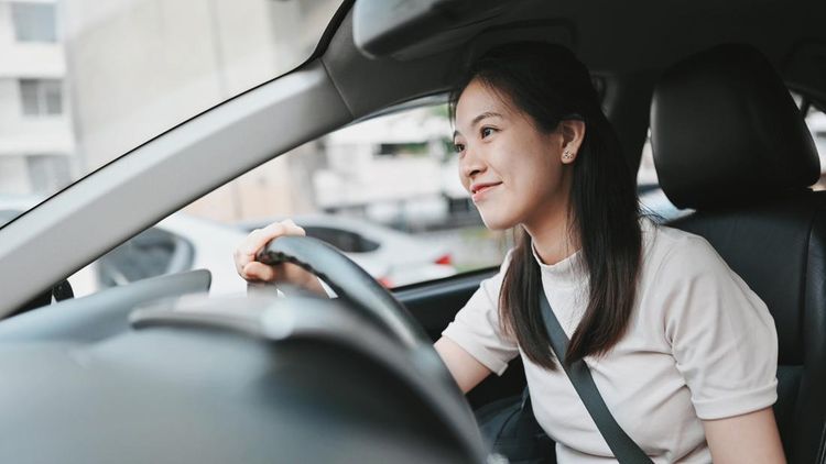 Ilustrasi wanita mengemudi mobil, Tilang adalah singkatan, Penerbitan surat tilang, Ketentuan tilang, Sistem tilang poin berlaku tahun 2025