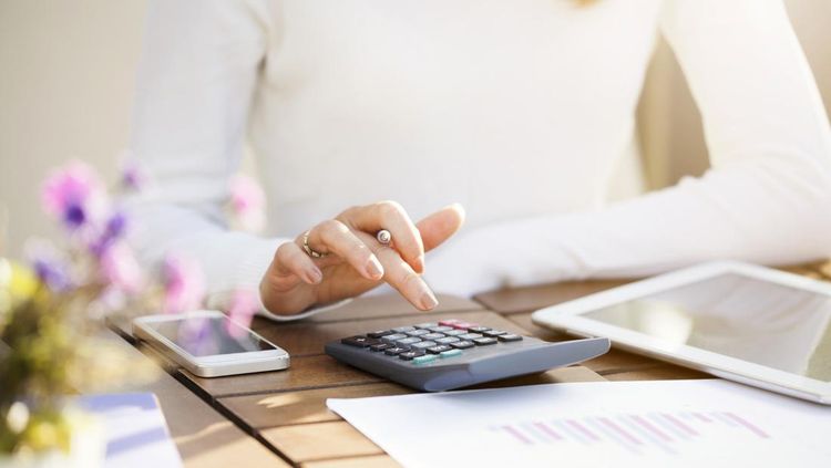 Businesswoman using calculator, 1. Alice Walton (Amerika Serikat), 2. Francoise Bettencourt Meyers dan Keluarga (Prancis), 3. Julia Koch dan Keluarga (Amerika Serikat), 4. Jacqueline Mars (Amerika Serikat), 5. Savitri Jindal dan Keluarga (India), 6. Rafaela Aponte-Diamant (Swiss), 7. Marilyn Simons dan Keluarga (Amerika Serikat), 8. Abigail Johnson (Amerika Serikat), 9. Melinda French Gates (Amerika Serikat), 10. Gina Rinehart (Australia)