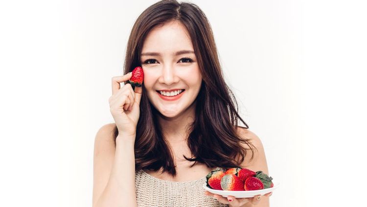 Ilustrasi Stroberi, 1. Mengonsumsi langsung strawberry segar, 2. Smoothie strawberry, 3. Salad strawberry, 4. Oatmeal strawberry, 5. Parfait yoghurt strawberry, 6. Infused water strawberry, 7. Es krim strawberry