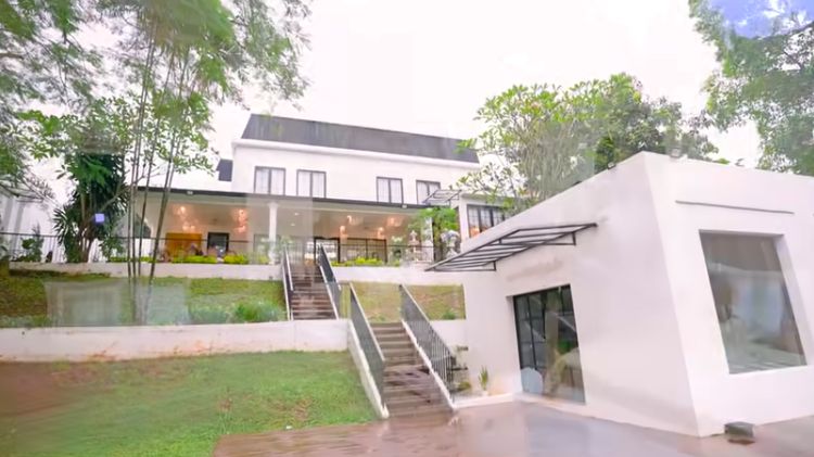 Rumah Tasyi Athasiya, 2. Tahap Perkembangan Janin di Usia Kehamilan 21 Minggu, 3. 7 Potret Rumah Mewah Tasyi Athasyia, Halaman Luas Bisa untuk Main Futsal Anak, 4. Enzy Storia Rayakan Wedding Anniversary Kedua, Intip 5 Potretnya Bersama Suami, 5. Viral Pria di China Menikahi Perempuan Setinggi 2,2 Meter, Kini Sang Istri Hamil Anak Pertama