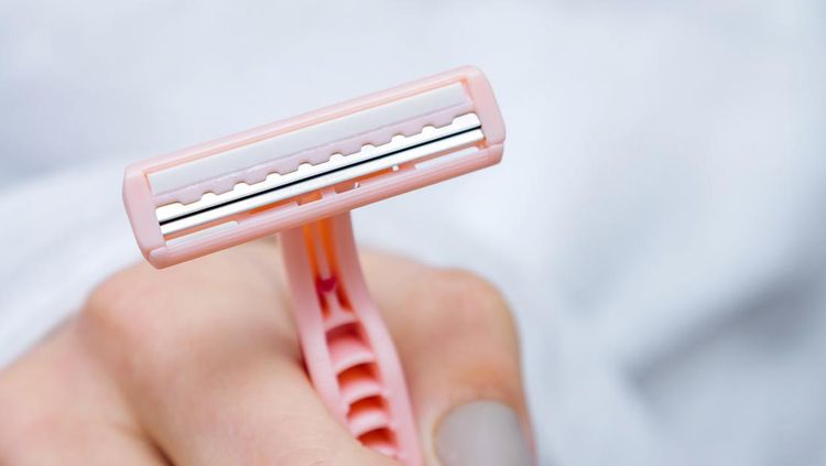 A lady's shaver in female hand&amp;period; Close-up&amp;comma; selective focus&amp;period;, 1. Bersihkan peralatan cukur, 2. Pangkas rambut berlebih sebelum mencukur atau merapikannya, 3. Mandi terlebih dahulu, 4. Eksfoliasi, 5. Jaga kelembapan kulit, 6. Mencukur atau memangkas searah dengan tumbuhnya rambut, 7. Luangkan waktu dan berhati-hati, 8. Mengeringkan kulit