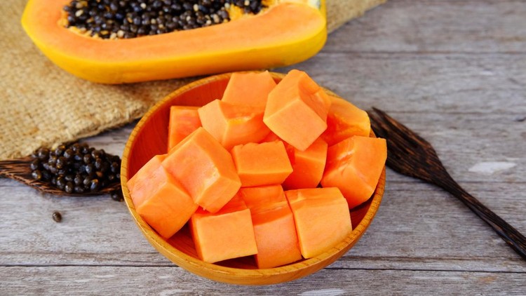 Healthy of sweet papaya slices on plate and wooden background. Healthy food and close up., 1. Melancarkan pencernaan, 2. Meningkatkan kesehatan kulit, 3. Menjaga keseimbangan gula darah, 4. Meningkatkan kesehatan jantung, 5. Menguatkan daya tahan tubuh