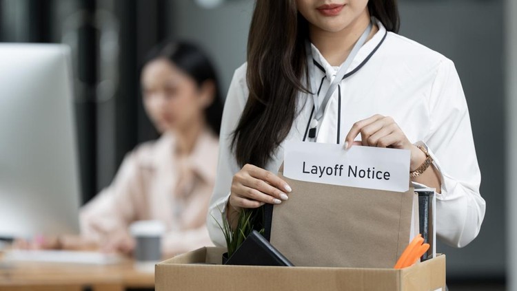 Closeup woman holding brown paper envelope in a Cardboard box  standing in office&amp;period;, 1. Evaluasi pikiran negatif, 2. Fokus pada masa depan bukan masa lalu, 3. Rawat diri secara fisik dan mental, 4. Ciptakan prestasi kecil di rumah, 5. Jalin koneksi sosial, 6. Tetap jaga rutinitas harian, 7. Manfaatkan fasilitas dari perusahaan lama, 8. Hindari pekerjaan serupa karena terpaksa, 9. Fokus pada hal-hal yang bisa dilakukan, 10. Tetapkan goal jangka pendek, 11. Atasi pikiran yang mengganggu tidur, 12. Tantang diri sendiri dengan logika, 13. Hindari membandingkan diri sendiri dengan orang lain, 14. Bangun kembali rasa percaya diri, 15. Menulis jurnal untuk menyembuhkan diri