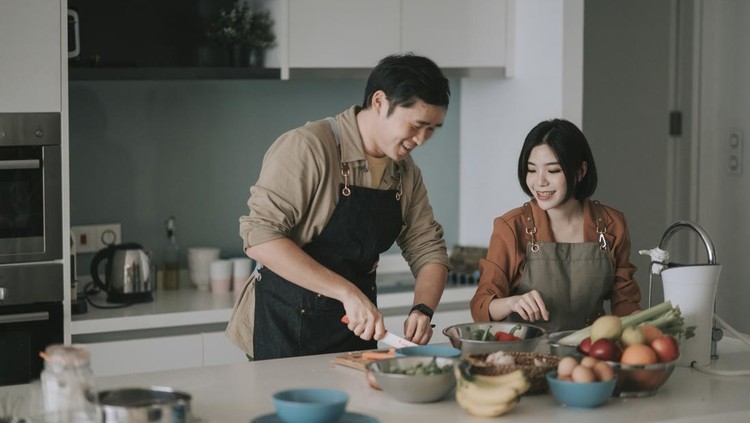 asian chinese couple preparing ingredients cooking meals for family at kitchen counter, 1. Konsumsi sayurah segar 300 gram sehari, 2. Konsumsi buah hingga 350 gram tiap hari, 3. Konsumsi biji-bijian utuh, 4. Ikan dan seafood dikonsumsi minimal seminggu sekali, 5. Diimbangi dengan olahraga