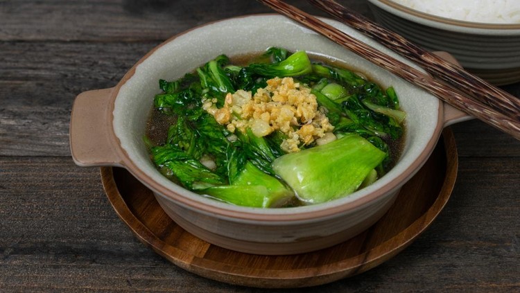 Ilustrasi sup bokchoy, 1. Hindari makanan berkolesterol tinggi, 2. Makan makanan yang kaya omega-3, 3. Kurangi asupan garam, 1. Resep sup bokchoy ikan dan baby corn, 2. Resep frikadel ikan, 3. Resep salad nicoise