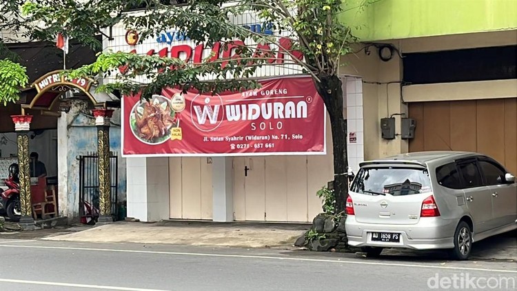 Suasana Ayam goreng Widuran Solo usai ditutup karena heboh ada bahan nonhalal&amp;comma; Selasa &amp;lpar;27&amp;sol;5&amp;sol;2025&amp;rpar;&amp;period;, 1. Awal mula viral menu non-halal, 2. Pihak warung ayam memberikan klarifikasi, 3. Warung ayam ditutup sementara, 4. Pemkot Solo telah mengambil sampel menu, 5. MUI Solo nilai ada unsur penipuan