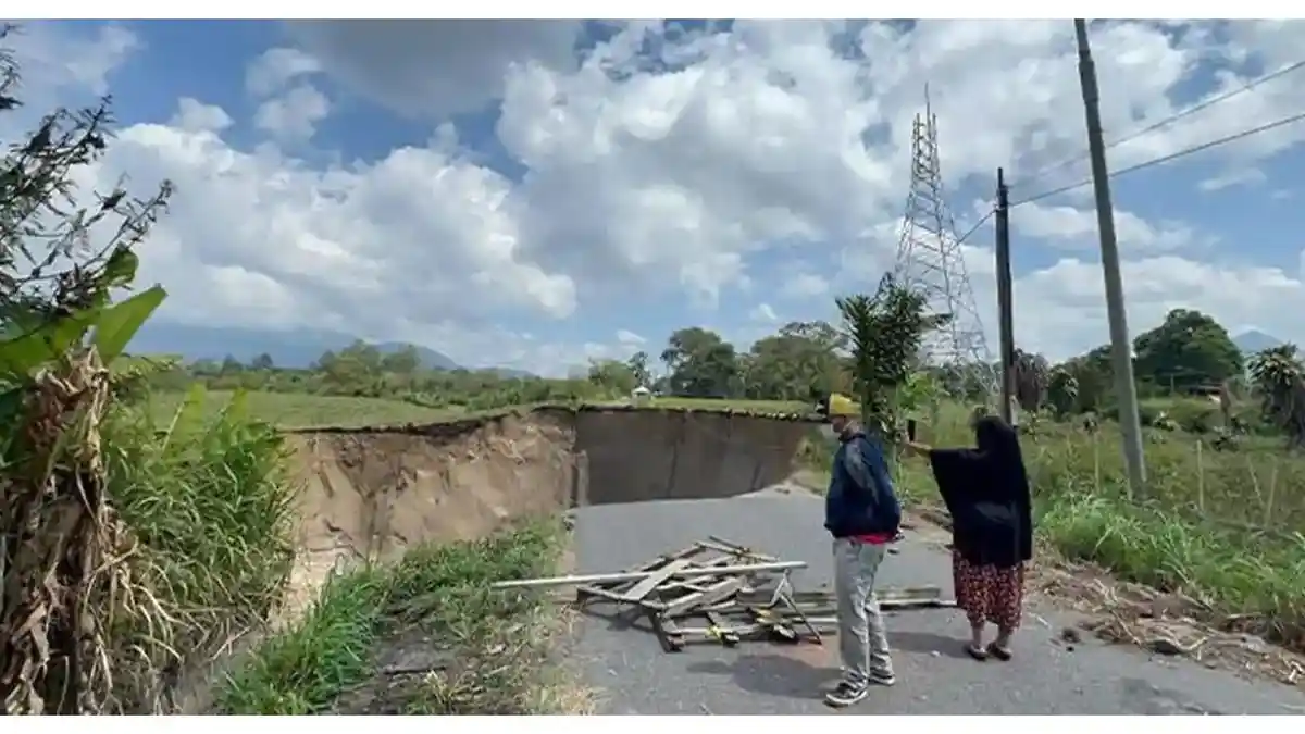 infrastruktur, Pergerakan tanah, Aceh Tengah, Lubang Raksasa di Aceh Tengah Mengancam Permukiman dan Infrastruktur, Warga Harapkan Kompensasi, Pergerakan tanah sejak 2011, Akses terputus dan infrastruktur listrik terancam , Lahan pertanian warga rusak , Menteri PU dorong penangan cepat 