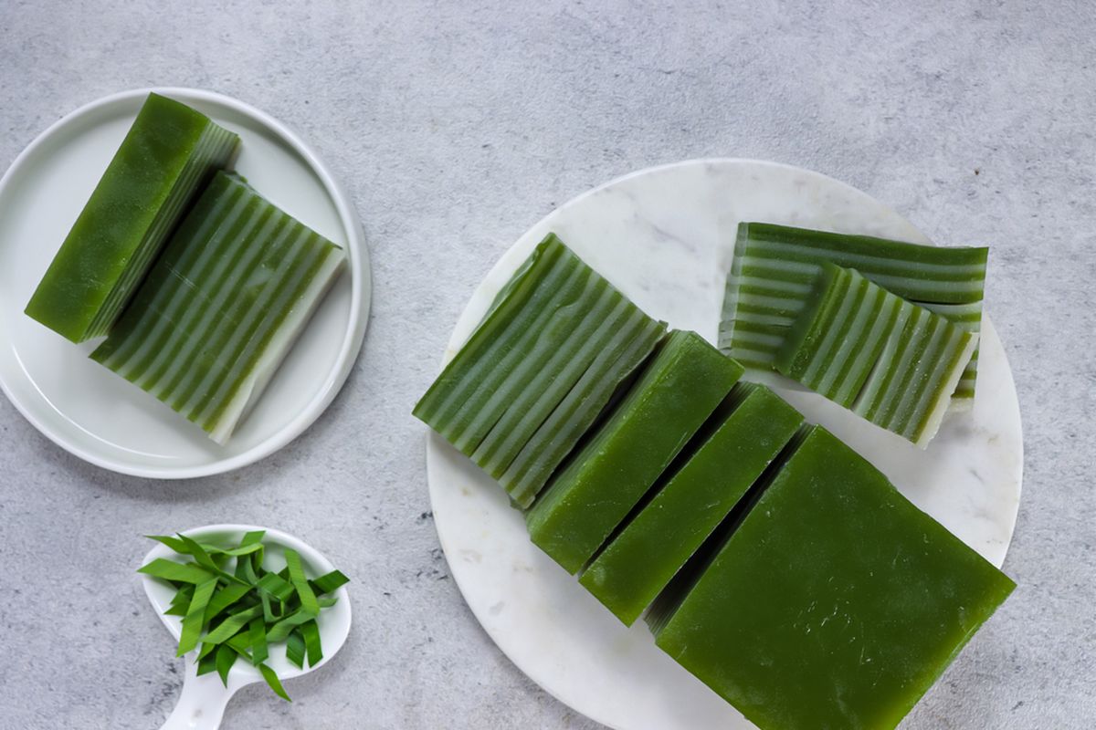 camilan manis, cara membuat kue lapis, kue lapis tepung beras, tips potong kue tradisional, potong kue lapis tepung beras, kue kukus tradisional, 4 Trik Potong Kue Lapis Tepung Beras Supaya Rapi, Mudah untuk Pemula, Potong dalam Keadaan Dingin, Lapisi Pisau dengan Plastik, Gunakan Gerakan Menekan Sekali, Sajian Kue Lapis yang Lebih Menarik