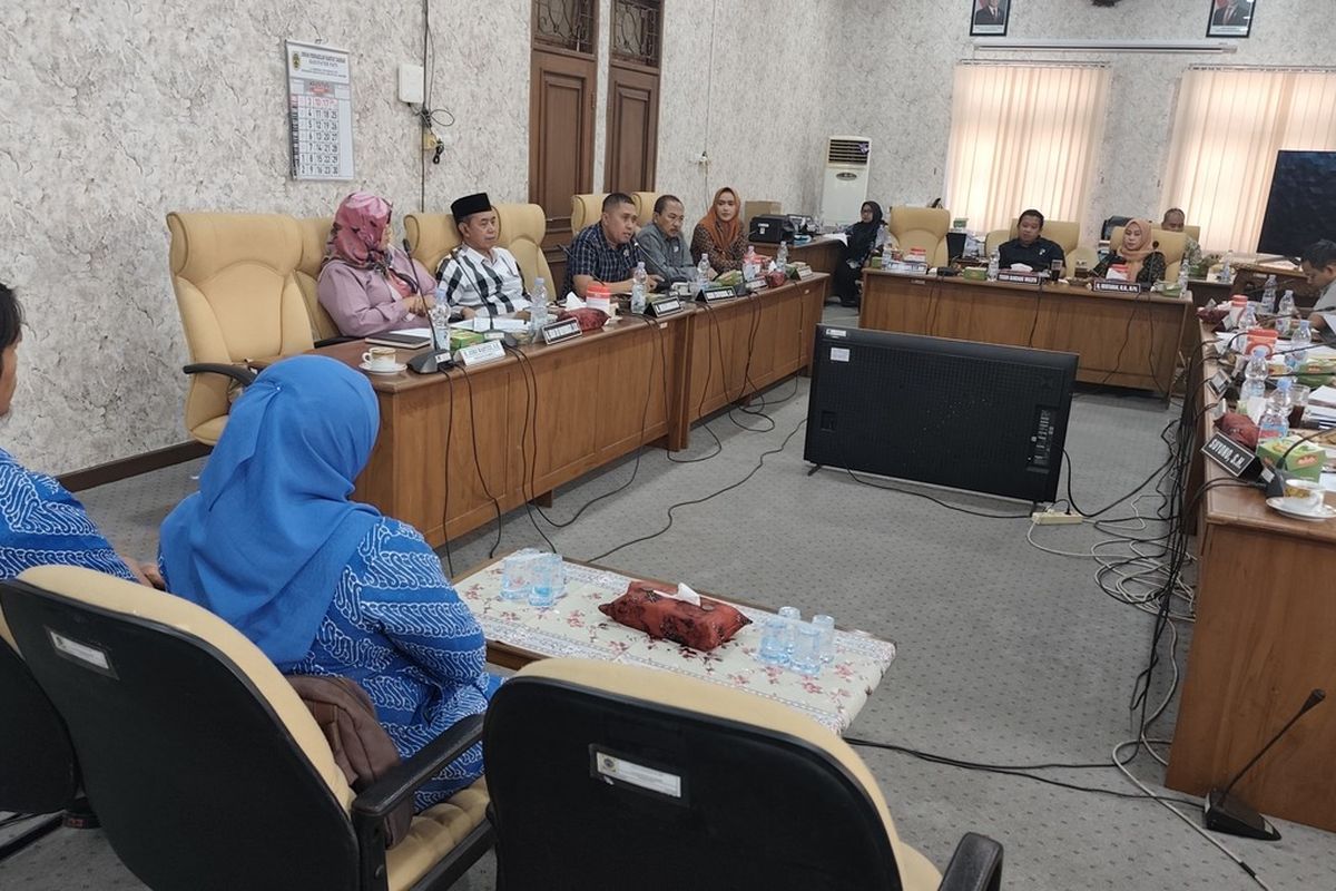 rapat pansus hak angket DPRD Pati, polisi amankan rapat DPRD Pati, Bupati Sudewo didesak mundur, demo 50 ribu warga Pati, kenaikan PBB Pati 250 persen, pemakzulan Bupati Pati 2025, pengamanan rapat DPRD Pati, hak angket DPRD Pati 2025, Rapat Panas Pansus Hak Angket DPRD Pati, Ratusan Polisi Dikerahkan Jaga Gedung Dewan, Ratusan polisi amankan Gedung DPRD, Antisipasi provokasi dan isu liar, Demokrasi di Pati jadi sorotan, Bupati Sudewo didesak mundur, DPRD Pati setujui pansus hak angket