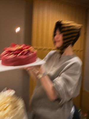 Song Hye Kyo, song hye kyo ulang tahun, ulang tahun song hye kyo, usia song hye kyo, outfit song hye kyo, Outfit Song Hye-kyo Saat Ultah ke-44, Youthful dengan Headscarf, Sweater abu-abu yang clean dan kasual, Headscarf, Riasan natural, Suasana ulang tahun yang hangat, Gaya minimalis