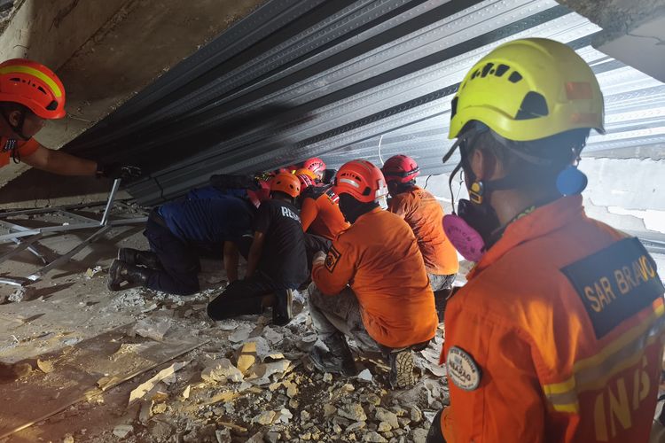 Damkar Surabaya, Ponpes Al Khoziny, ponpes al khoziny buduran, evakuasi korban al khoziny, Kisah Tim SAR Ponpes Al Khoziny: Mengevakuasi Sambil Menahan Tangis, Sempat Ajak Korban Bersholawat, Kisah Aziz Jalankan Misi Kemanusiaan di Tengah Reruntuhan, Dengar Suara Rintihan Korban Selamat dari Bawah Reruntuhan, Detik-Detik Penyelamatan Haikal dan Yusuf, Usaha Aziz Menenangkan Korban di Tengah Kekacauan, Sempat Menahan Tangis Saat Melakukan Evakuasi