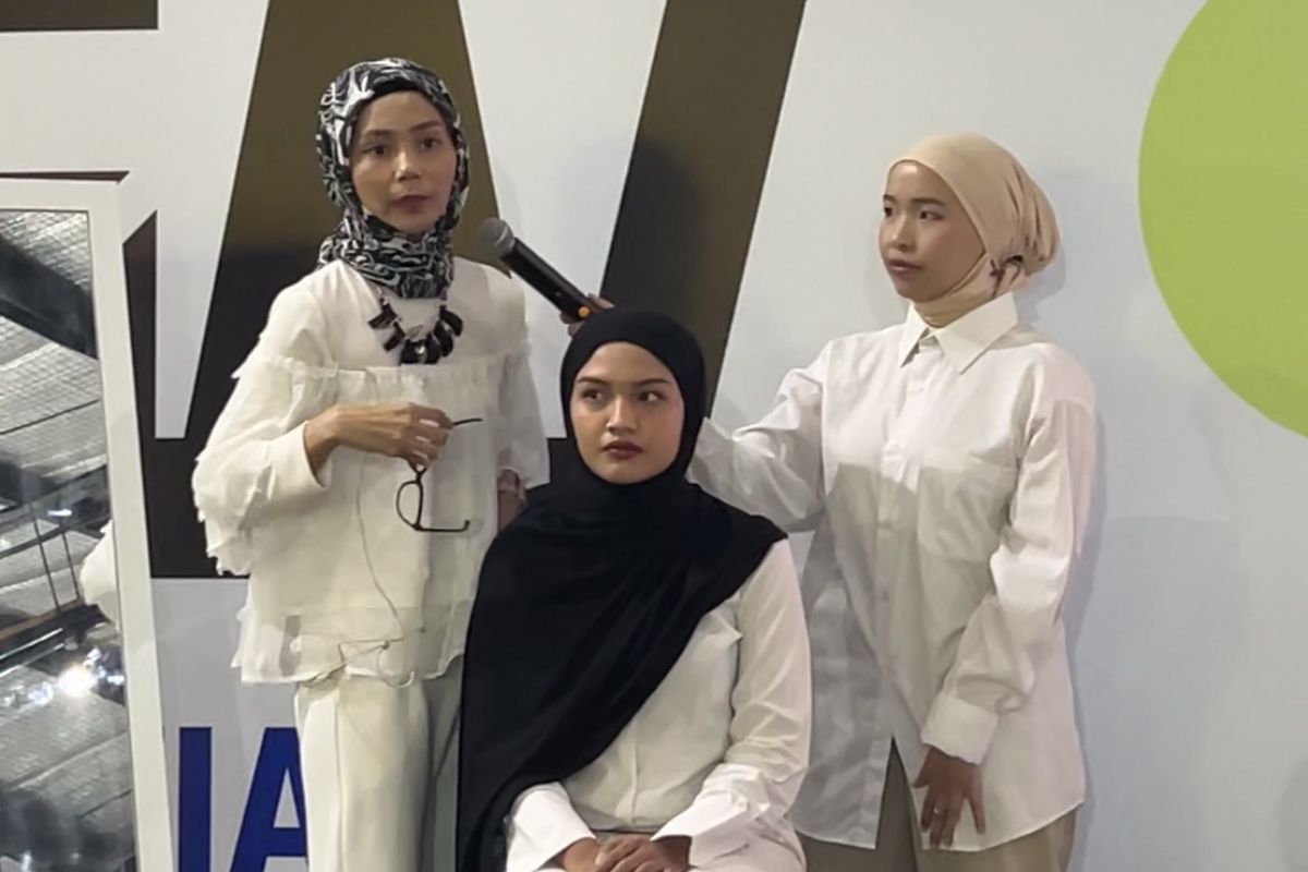tutorial hijab, tutorial hijab simple, tutorial hijab pashmina simple untuk remaja, tutorial hijab pashmina untuk sehari hari, Tutorial Hijab Pashmina Kasual untuk Aktivitas Sehari-hari, Cuma 5 Langkah, 1. Lapisi inner hijab dengan pashmina, 2. Kaitkan bagian depan hijab dengan peniti atau magnet, 3. Letakkan sisi yang pendek ke belakang bahu, 4. Tarik dan gabungkan sisi panjang ke belakang leher, 5. Sesuaikan bagian depan area wajah