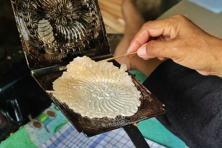 kue sapik asli Minang, 4 Tips Membuat Kue Sapik Khas Minang, Renyah Anti Lengket, 1. Jangan aduk adonan pakai mikser, 2. Perhatikan urutan adonan, 3. Olesi alat pencetak kue dengan minyak , 4. Jangan basuh alat pencetak dengan air