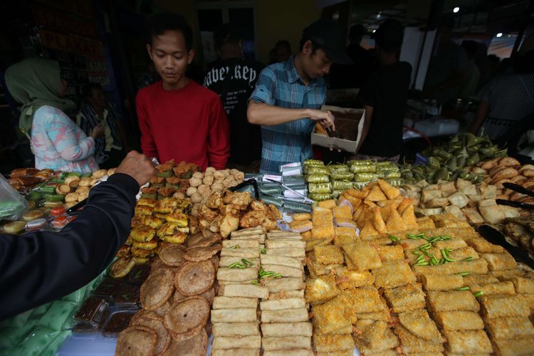 Jakarta, Ramadan, 8 Spot Berburu Takjil Paling Populer di Jakarta, 1. Pasar Bendungan Hilir, Jakarta Pusat, 2. Pasar Santa, Kebayoran Baru, Jakarta Selatan, 3. Masjid Sunda Kelapa, Menteng, Jakarta Pusat, 4. Jalan Panjang, Jakarta Barat, 5. Kawasan Tebet, Jakarta Selatan, 6. Kawasan Condet, Jakarta Timur, 7. Kanal Banjir Timur (KBT), Jakarta Timur, 8. Kota Tua Jakarta, Jakarta Barat