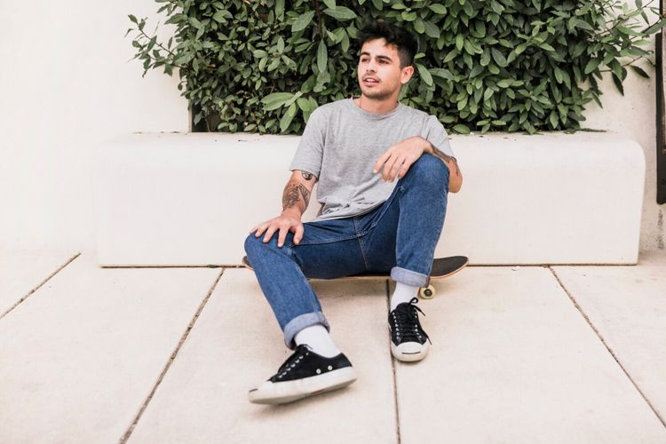 Hak Kekayaan Intelektual, sneakers kw, FENOMENA SNEAKERS PALSU, KATA SOSIOLOG, SNEAKERS ASLI VS SNEAKERS KW, hukum kapitalisme, manfaat hak kekayaan intelektual, Mengapa Sneakers Palsu Tetap Laku Meski Ada HKI? Ini Kata Sosiolog, Bukan hanya fashion, tapi lintas bidang, Benturan nilai lokal dan global, Sneakers KW sebagai refleksi akses ekonomi, Pertanyaan untuk gaya hidup masa kini