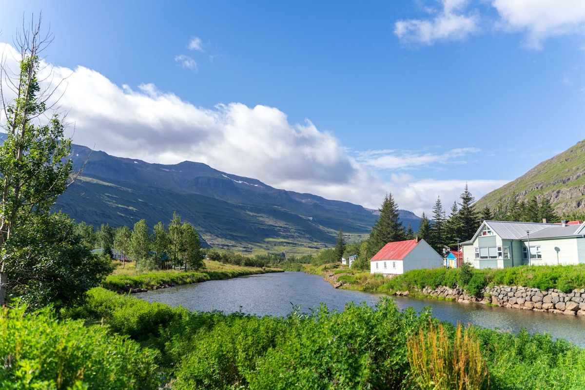 negara terdamai di dunia 2025, apa negara terdamai di dunia, tempat wisata di negara terdamai di dunia, tempat wisata di islandia, rekomendasi tempat wisata di islandia, Islandia Jadi Negara Paling Damai di Dunia, Intip 8 Tempat Wisatanya, 1. Air Terjun Dynjandi, 2. Kirkjufell, 3. Reynisfjara, 4. Reykjavik, 5. Danau Viti, 6. Vatnajokull, 7. Landmannalaugar, 8. Strokkur