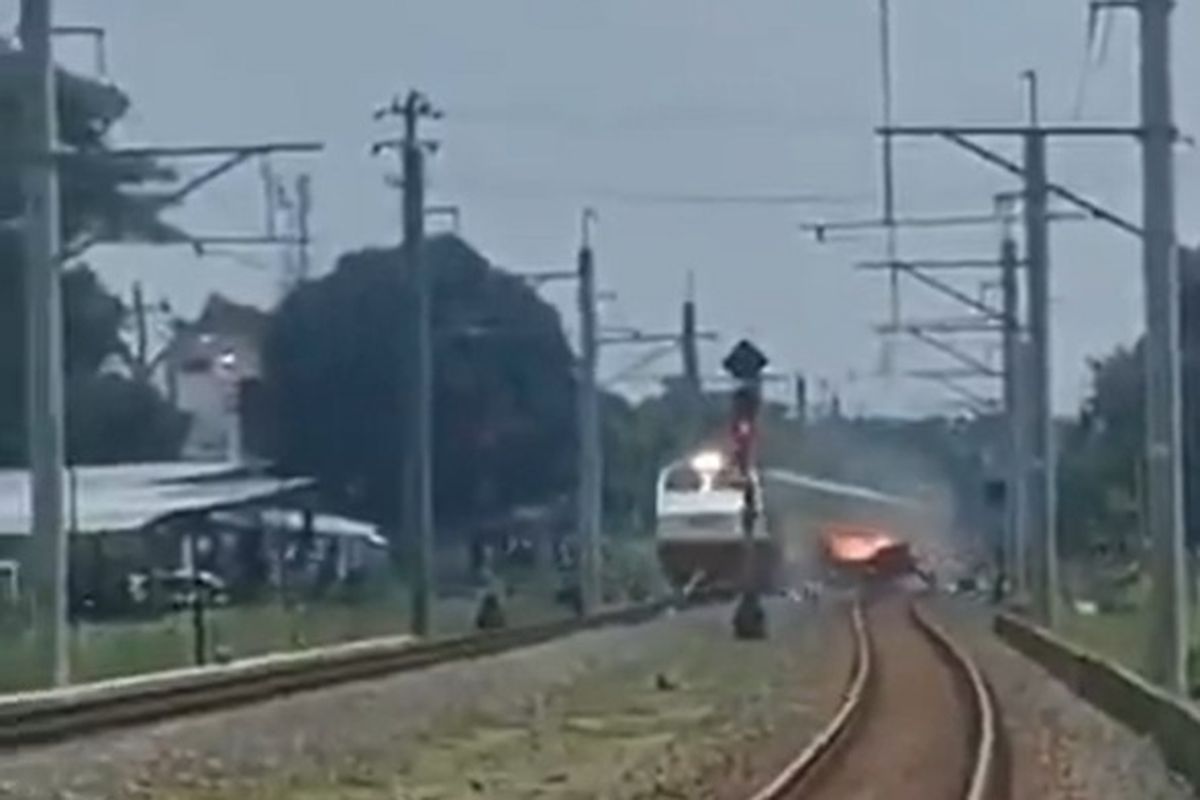 pelintasan kereta, kecelakaan, tabrakan kereta, Pelintasan kereta, Tabrakan mobil dan kereta, Tips untuk Mencegah Tabrakan di Palang Pelintasan Kereta