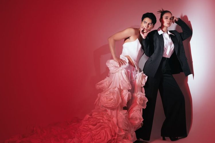 anniversary, Luna Maya, 5 Gaya Foto Anniversary Luna Maya dan Maxime Bouttier, Tema Tukar Peran, 1. Konsep tukar peran yang tidak biasa, 2. Luna Maya tampil maskulin dengan setelan jas, 3. Maxime memakai outfit bernuansa feminin, 4. Nuansa editorial fashion, 5. Dominasi warna monokrom yang elegan