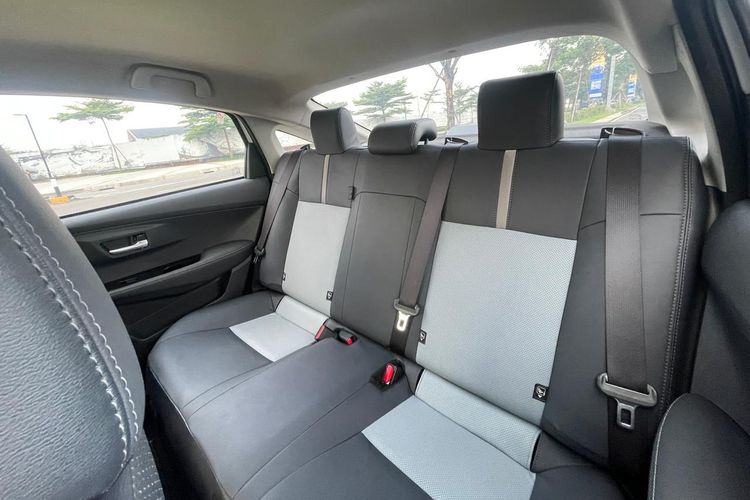 sedan, Honda, Toyota, Honda City, Komparasi Toyota Vios Hybrid dan Honda City Sedan Sensing, Kabin dan Kenyamanan, Performa Mesin dan Sensasi Berkendara, Fitur Keselamatan dan Teknologi, Efisiensi Bahan Bakar, Kesimpulan