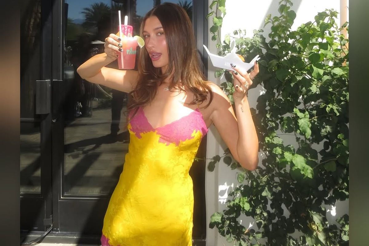 gaya festival, Coachella, Hailey Bieber Kenakan Gaun Dior 1998 di Coachella 2026, Ini Detailnya, Gaun Dior 1998 yang langka dan penuh sejarah, Gaun musim dingin jadi tampilan musim panas, Detail aksesori yang memperkuat tampilan, Warna cerah yang selaras dengan tren 2026, Perubahan arah gaya festival yang lebih sederhana, Fashion sebagai cara bercerita
