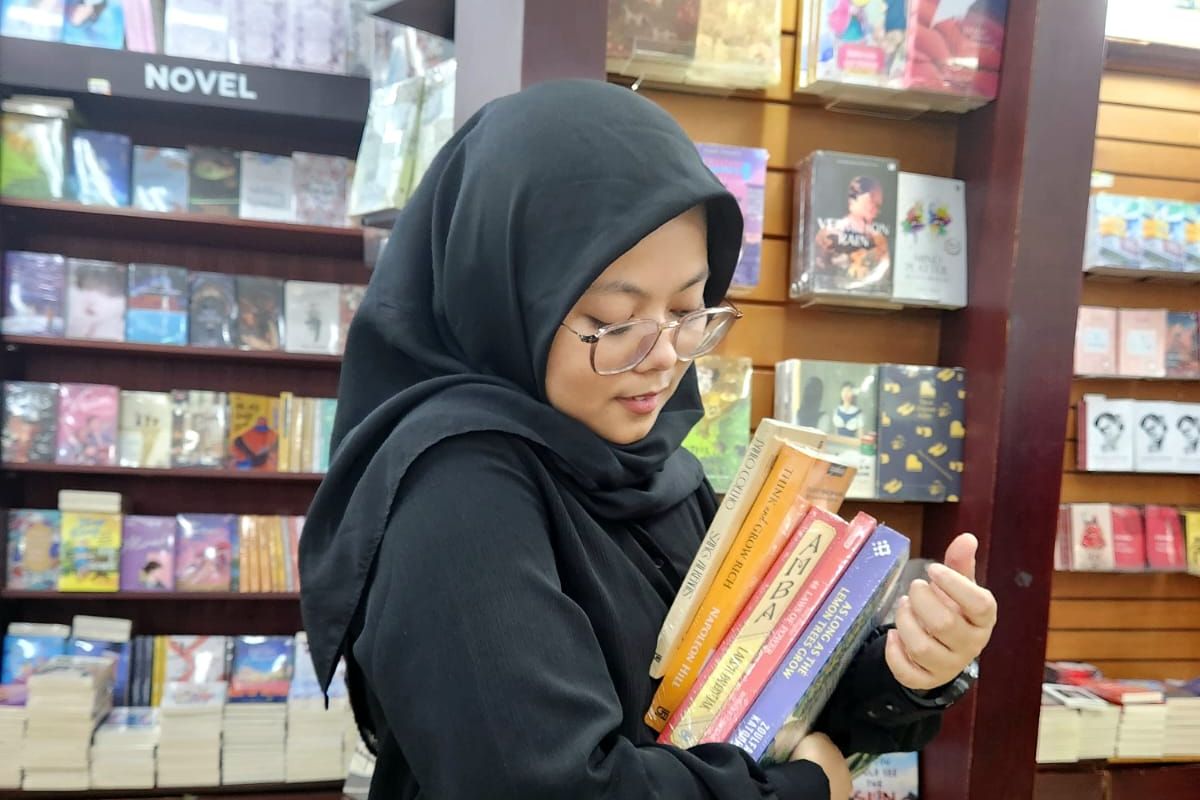 Saat Gaji Tak Lagi untuk Diri Sendiri, Cerita Dian dan Realitas Generasi Sandwich, Bukan keputusan sepihak, Gaya hidup turut berubah, Saat mimpi harus ditunda, Kuat menghadapi tekanan mental, Bertahan lewat dukungan emosional dan hobi membaca