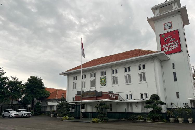 Madiun, Wali Kota Madiun, Maidi, 7 Fakta OTT KPK Wali Kota Madiun Maidi, Sita Ratusan Juta Rupiah Terkait Fee Proyek, 1. Total 15 Orang Diamankan, Termasuk PNS dan Swasta, 2. Dugaan Suap Fee Proyek dan Dana CSR, 3. Barang Bukti Uang Tunai Ratusan Juta Rupiah, 4. Sembilan Orang Dibawa ke Jakarta, 5. Suasana Balai Kota Madiun Lengang, 6. Kepala Dinas PUPR Turut Dibawa, 7. Penentuan Status Hukum 1x24 Jam