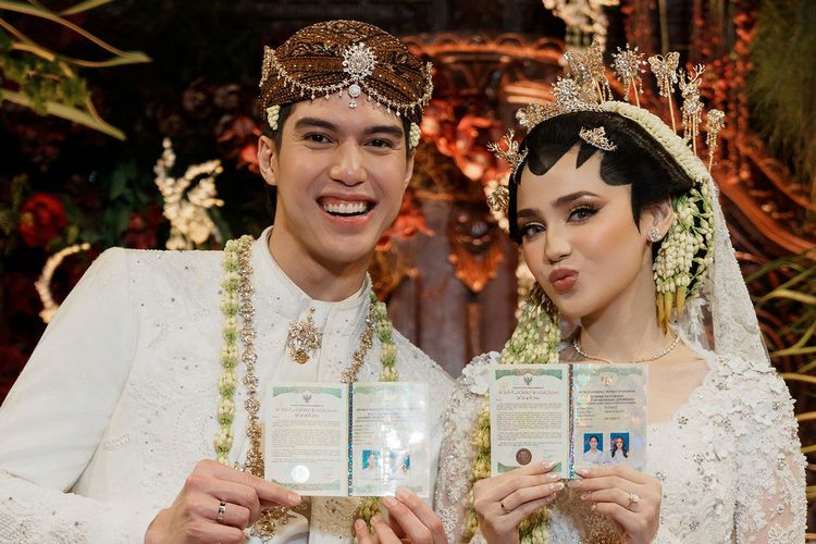 akad nikah, Gaya Busana Keluarga Ahmad Dhani di Pernikahan El Rumi-Syifa Hadju