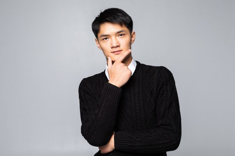 comma hair, gaya rambut, 10 Model Comma Hair yang Cocok untuk Berbagai Bentuk Wajah, Apa Itu Comma Hair?, Ciri Khas Gaya Rambut Comma Hair, Model Comma Hair yang Populer, Comma Hair Cocok untuk Bentuk Wajah Apa?, Cara Styling Comma Hair agar Tahan Lama, Perbedaan Comma Hair dan Curtain Hair, Apakah Comma Hair Masih Tren?, FAQ Seputar Comma Hair