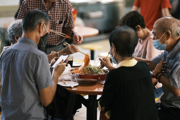 Lumpia, Kue Keranjang, Pangsit, Tak Sekadar Lezat, 6 Makanan Khas Imlek Ini Dipercaya Membawa Keberuntungan dan Kekayaan, 1. Lumpia (Spring Rolls), 2. Kue Keranjang (Niangao), 3. Ikan (Yu), 4. Mi Panjang Umur (Siu Mie), 5. Pangsit (Dumpling), 6. Kue Ang Ku (Kue Ku)