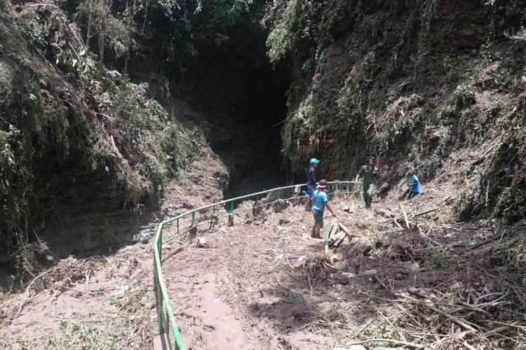 Yogyakarta, 7 Tempat Liburan di Gunungkidul Selain Pantai yang Paling Populer, 1. Goa Pindul (Bejiharjo, Karangmojo), 2. Goa Jomblang (Pacarejo, Semanu), 3. Air Terjun Sri Gethuk (Bleberan, Playen), 4. Gunung Api Purba Nglanggeran (Nglanggeran, Patuk), 5. Embung Nglanggeran (Nglanggeran, Patuk), 6. Kalisuci Cave Tubing (Pacarejo, Semanu), 7. Geosite Gunung Gentong (Ngalang, Gedangsari)