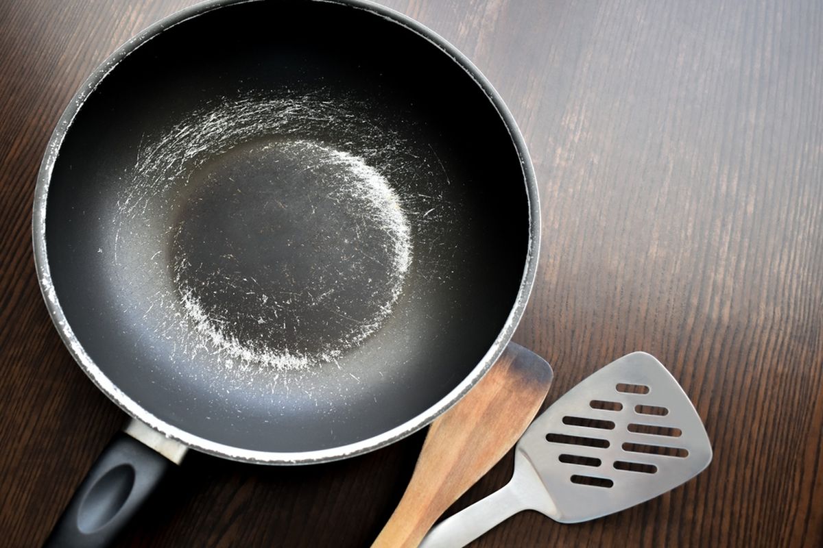 Alat masak antilengket, mikroplastik dalam makanan, teflon tergores berbahaya, lapisan teflon rusak, wajan antilengket aman, Bahaya Masak Pakai Teflon Tergores, Awas Makanan Jadi Beracun